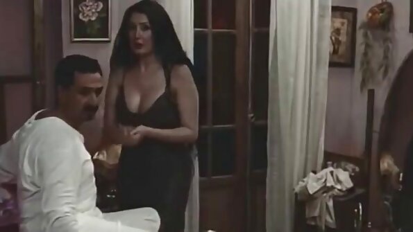 A latina cuki Vanessa Sky -t lecsípik ebben a POV -castingban családi szexvideok
