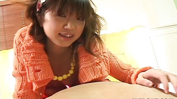 Kedves japán lány meztelenül kap családi szey egy kakas