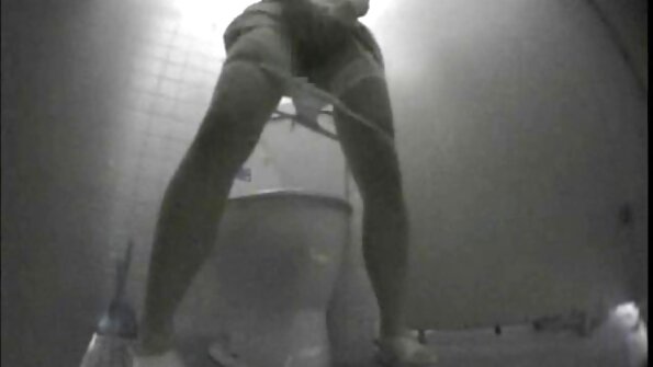 A kedves szőke pihi a maszturbáció megfelelő módját sex anyaval mutatja be