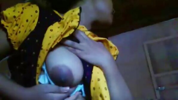 Jóképű férfi és egzotikus családi pornó szerető szeretkezik kastélyában